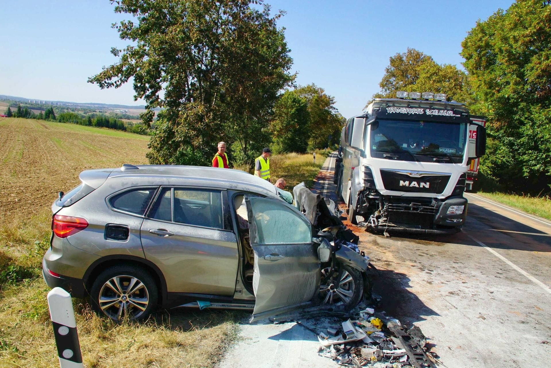 Tödlicher Unfall auf der Bundesstraße 10 bei Korntal-Münchingen: Der 87-jährige Fahrer des Pkw kam ums Leben, der Fahrer des Lkws blieb unverletzt.