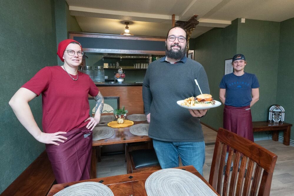 Freuen sich darauf, Gäste mit Burgern und mehr zu bewirten: David Thom (M.) und die Köche Ulrike Zweidorf und Henri Gelfert.