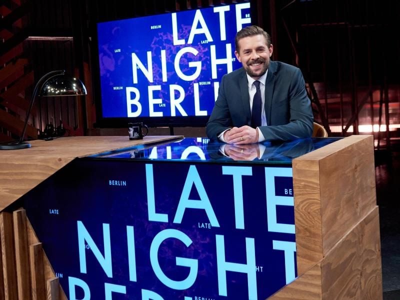 Klaas Heufer-Umlauf in der Kulisse von „Late Night Berlin”. Foto: Annette Riedl