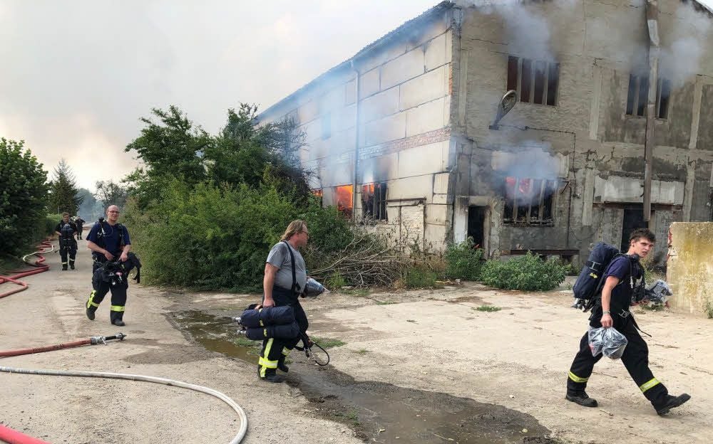 Feuerwehrleute bringen zusätzliche Geräte an die Einsatzstelle.