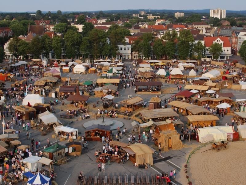 Das Fest „Heider Marktfrieden” auf dem Marktplatz in Heide. Foto: Jannick Schwender/Stadt Heide/dpa