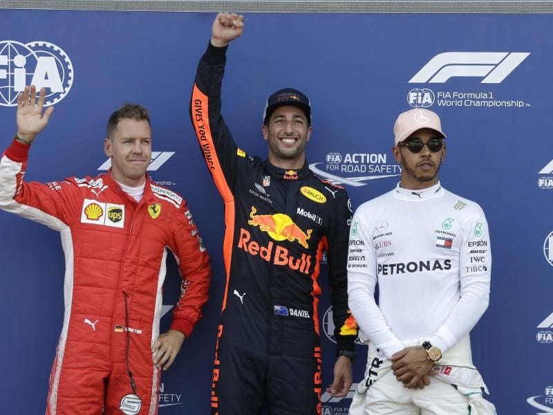 Daniel Ricciardo (M) wird in Kanada vorraussichtlich um zehn Plätze strafversetzt. Foto: Claude Paris/AP