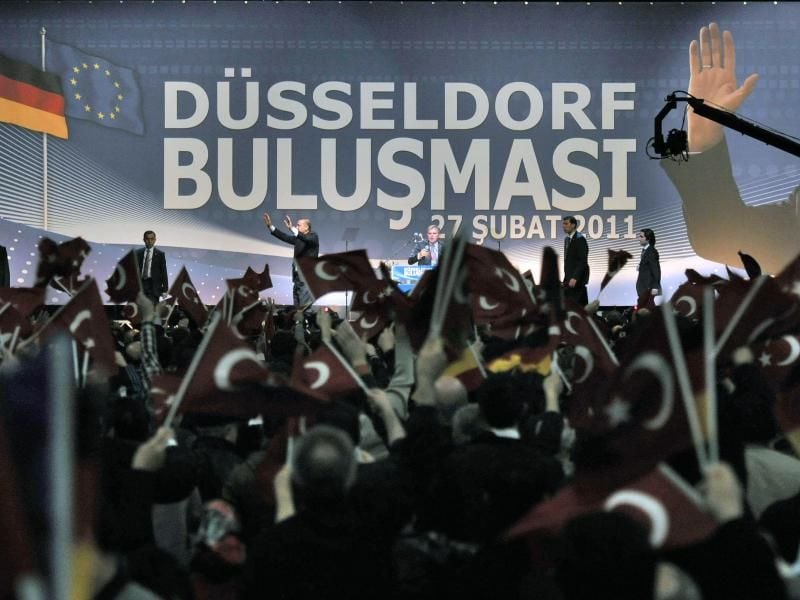 Der türkische Ministerpräsident Recep Tayyip Erdogan winkt Anfang 2011 in Düsseldorf zu seinen Landsleuten. Foto: Henning Kaiser/Archiv