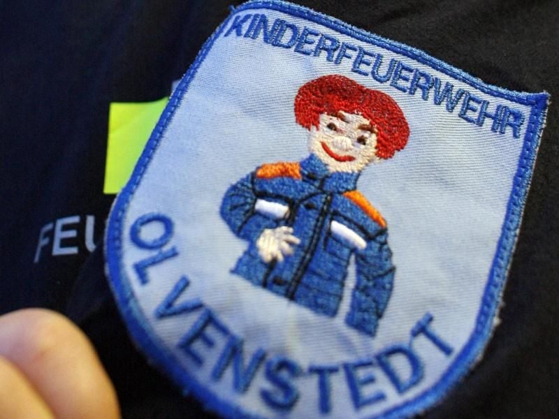 Der Ärmelaufnäher der Kinderfeuerwehr Olvenstedt in Magdeburg. Foto: Jens Wolf/Archiv