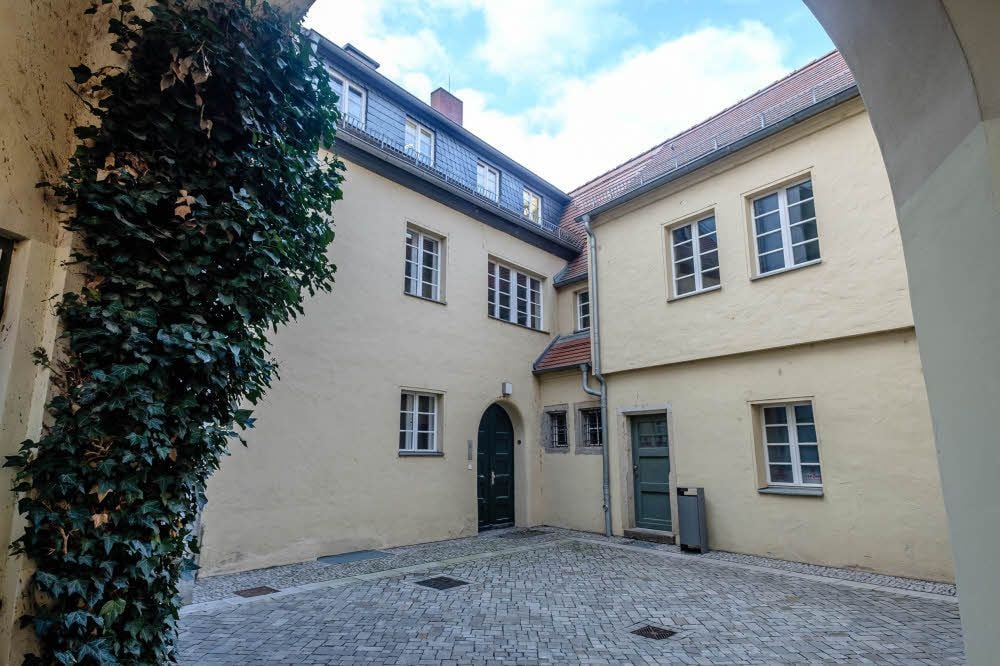 Es war einmal. Das alte Direktorenhaus neben dem Lutherhaus Wittenberg ist fast leer. Mitarbeiter der Stiftung Luthergedenkstätten in Sachsen-Anhalt sind ins Augusteum umgezogen, die Abteilungen der Einrichtung mithin unter einem Dach. Das war nicht immer so.