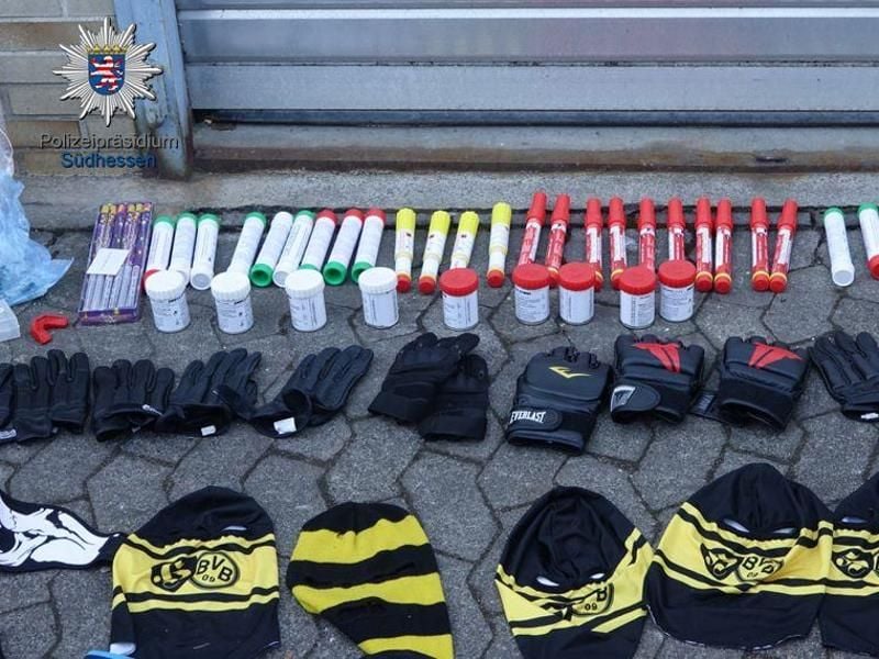 Die Polizei stellte unter anderem Pyrotechnik, Kampfsporthandschuhe und Sturmhauben sicher. Foto: Polizeipräsidium Südhessen/dpa