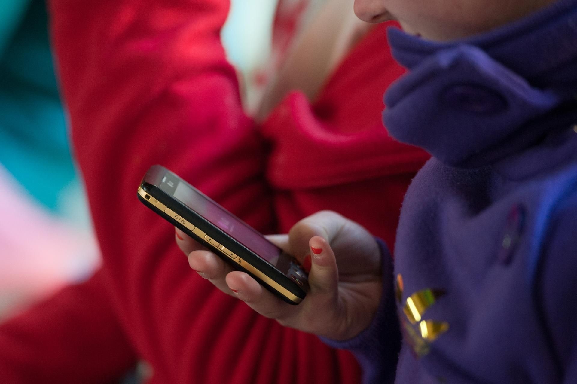Schüler sind zunehmend mit ihrem Smartphone beschäftigt, Bücher dagegen werden nicht mehr so oft gelesen.