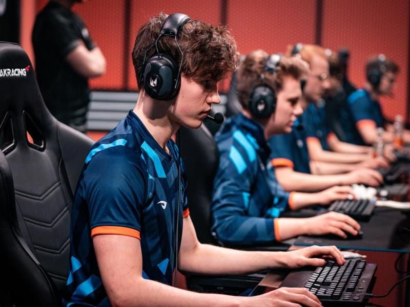 Rogues Toplaner Finn „Finn” Wiestål (l.) geht zuversichtlich in die letzte Spielwoche der regulären Saison. (Archivbild). Foto: Riot Games/dpa