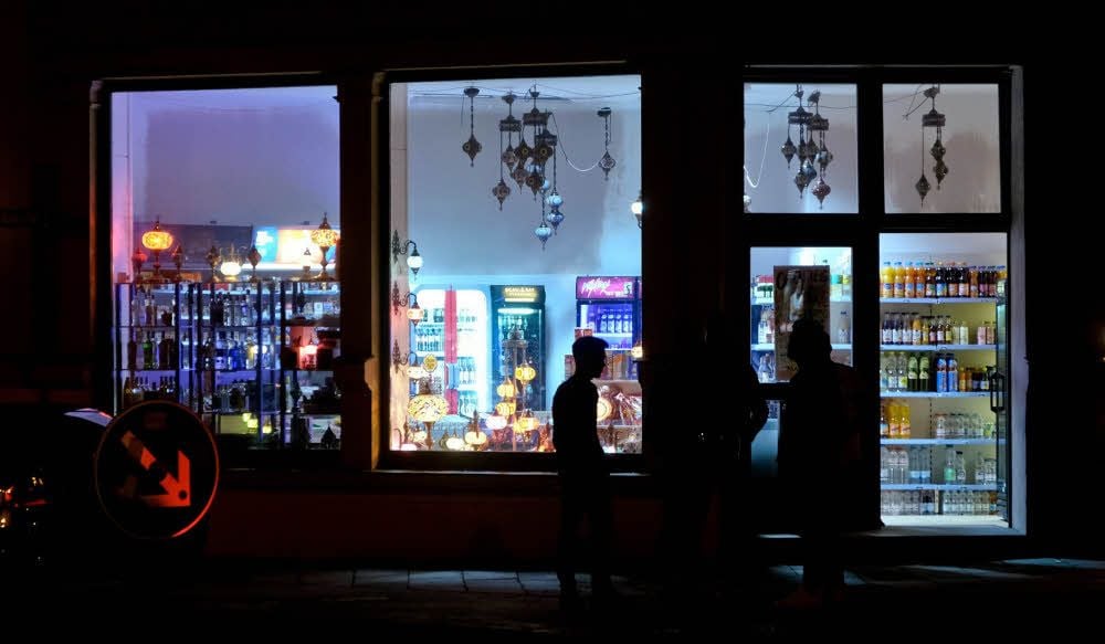 Im Spätverkauf gibt es noch bis nachts Getränke. Laut den Anwohnern ist das kleine Geschäft aber nicht schuld an der Situation.