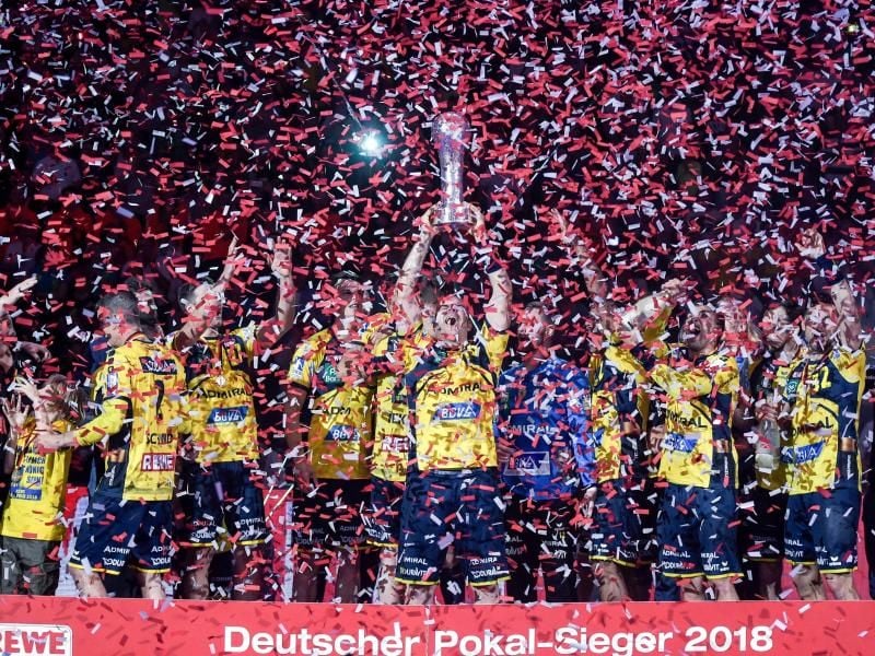 Die Rhein-Neckar Löwen haben ihren Finalfluch besiegt und feiern den ersten DHB-Pokalsieg ihrer Vereinsgeschichte. Im Finale setzten sich die Löwen gegen Hannover-Burgdorf durch. Foto: Axel Heimken