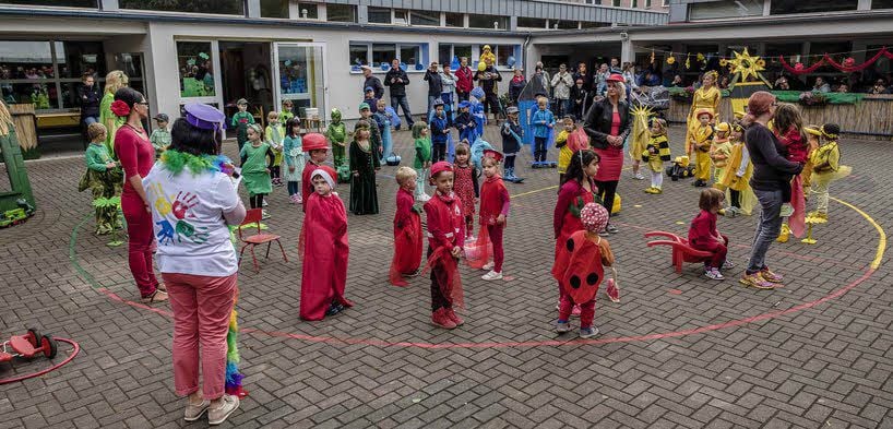 Mit einem bunten Programm erfreuten die Kinder der Kita Regenbogen die Gäste zum Gemeindefest.
