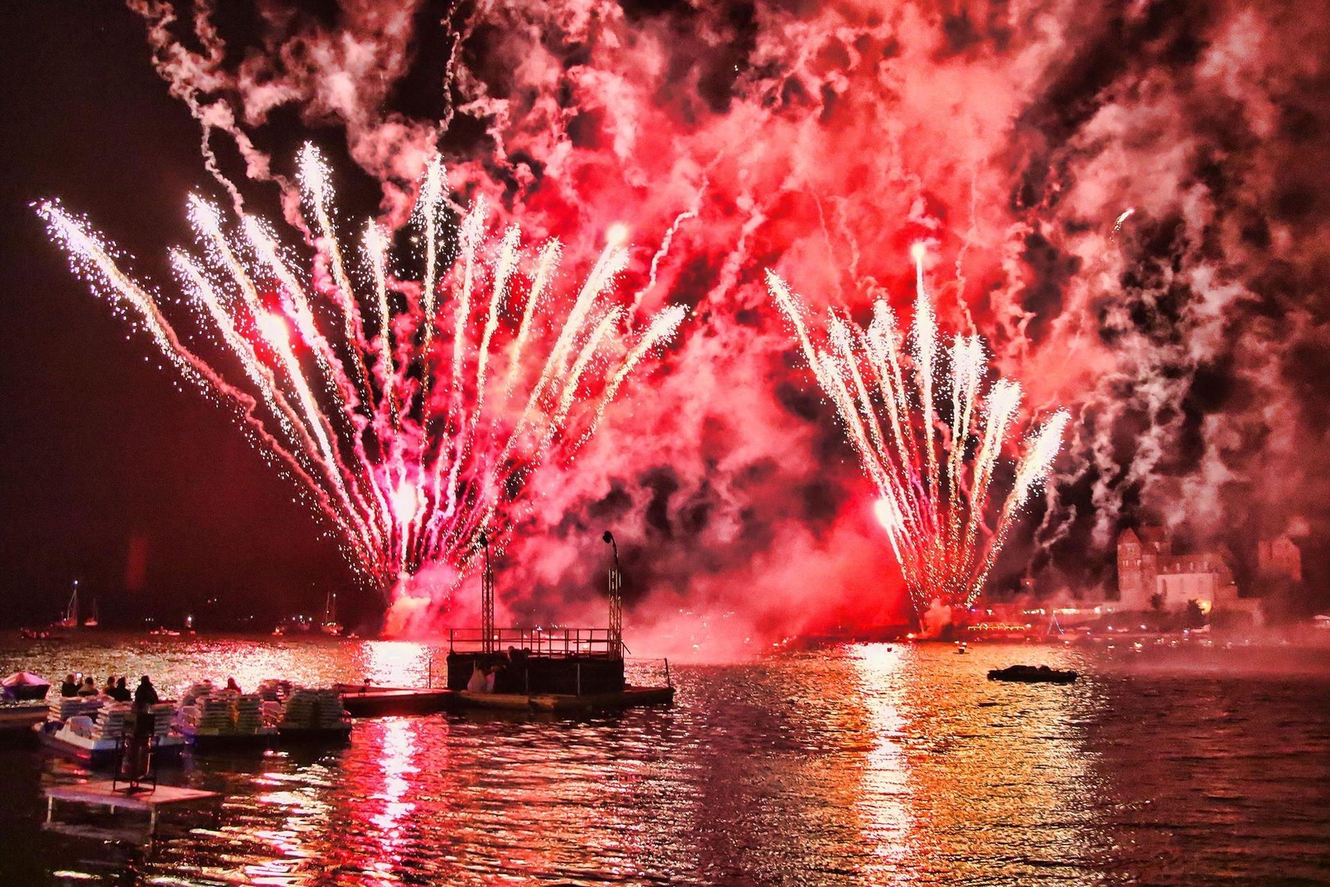 Auf das hatten alle Gäste gewartet. Eine Multimedia-Musik-Feuershow, die die Sinne beflügelte.