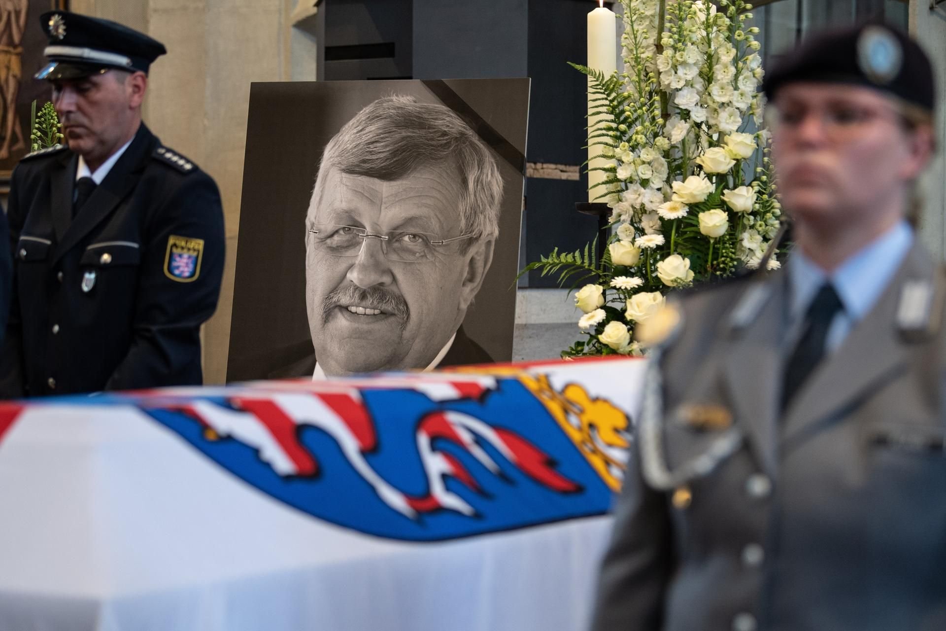 Hessen, Kassel: Das Konterfei von Walter Lübcke (CDU) ist hinter einem Bundeswehrsoldaten am Sarg bei einem Trauergottesdienst in der Martinskirche zu sehen.