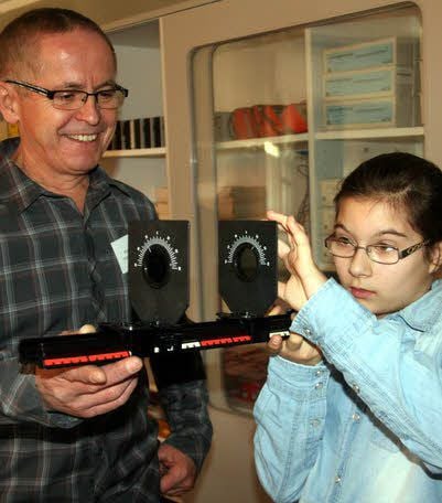 Wozu ein Polarisationsfilter dient, das hat Melina aus Prettin von Physiklehrer Matthias Heinitz erfahren.