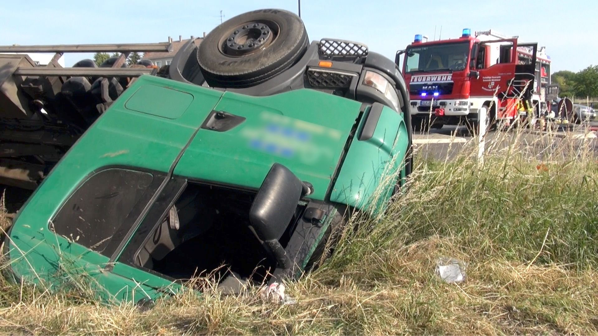 Der Fahrer wurde schwer verletzt.