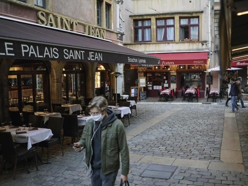 In Frankreich wurden annähernd 27.000 Neu-Infektionen innerhalb von 24 Stunden gemgeldet. Foto: Laurent Cipriani/AP/dpa