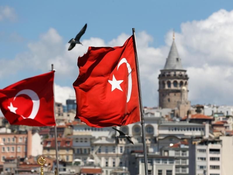 Türkische Flaggen wehen vor dem Stadtbild von Istanbul. Foto: Lefteris Pitarakis/AP