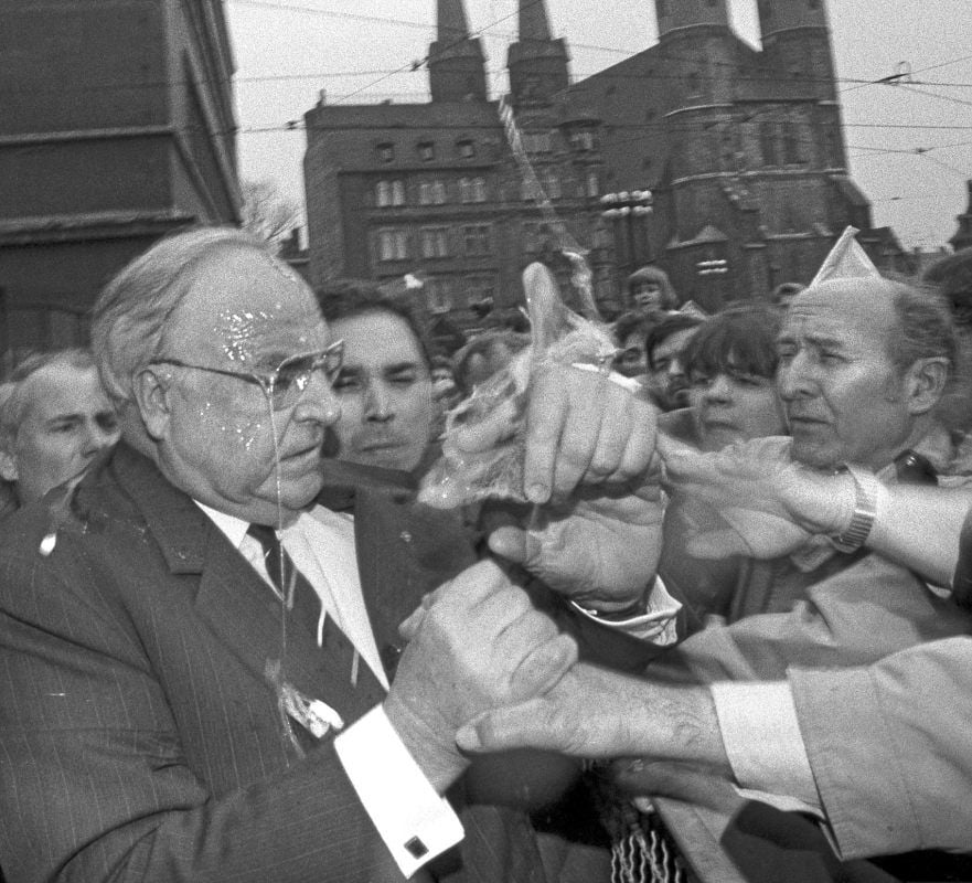 Eierwurf 1991: Helmut Kohl ist besudelt - und wütend.