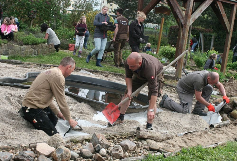 Der erste Schritt für das Anlegen einer Magerwiese im Prettiner Grundschulgarten war das Einbringen von Vlies als Unkrautsperre. Darüber kam dann der Aufbau aus Kies und Kieseln, auf dem demnächst Insektenpflanzen sprießen sollen, vor allem als Angebot für Wild-, Honigbienen und Hummeln.