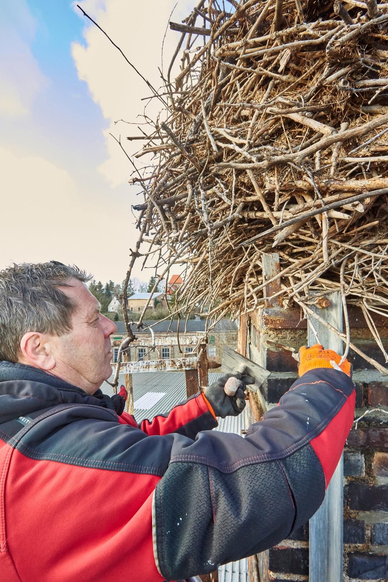 Hagen Riemann ist Dachdecker und Maurer bei der Nachterstedter Firma Walter und prüft nochmals, ob am Storchennest in Altenburg alles in Ordnung ist.