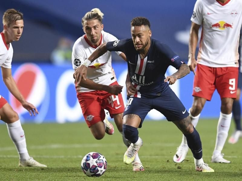Leipzigs Kevin Kampl (M) im Zweikampf mit PSG-Star Neymar. Foto: David Ramos/Pool Getty via AP/dpa