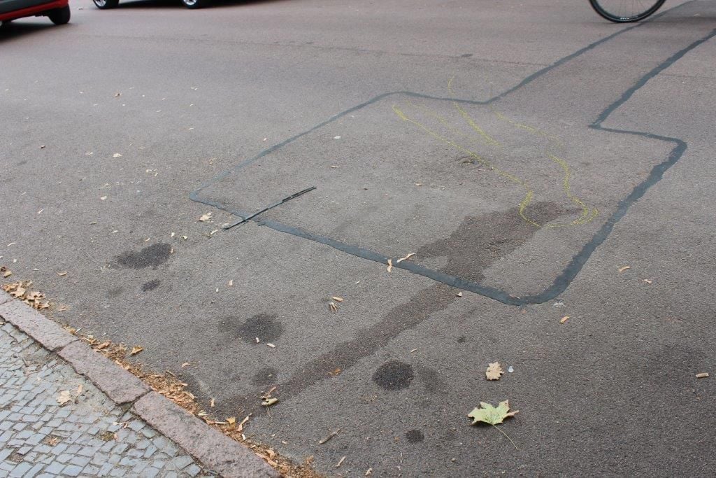 Blutspuren sind nach dem tödlichen Streit in Köthen auf der Straße am Karlsplatz.