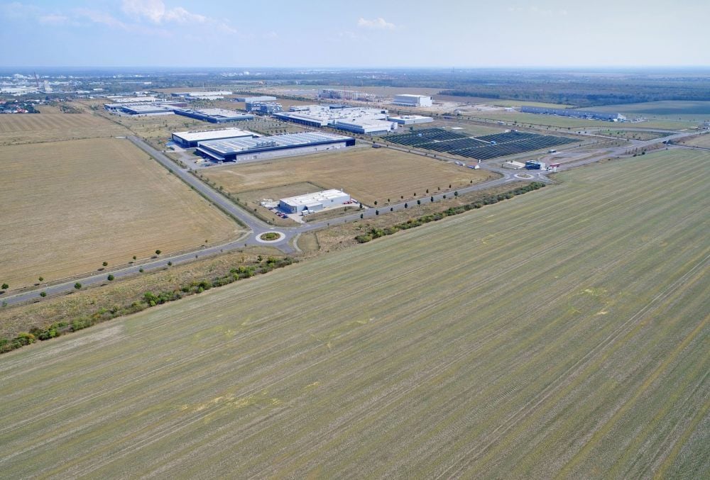 Links und rechts des Kreisverkehrs im Vordergrund soll die Batteriefabrik im Technologiepark Mitteldeutschland entstehen.