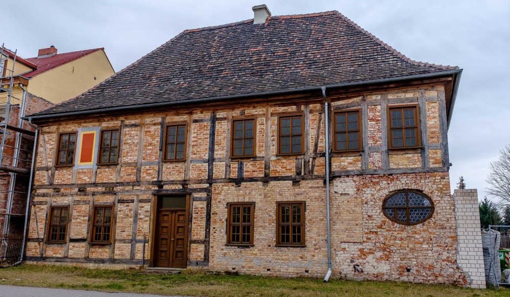 2007 übernahm der Verein „Schloss Coswig“ die vom Abriss bedrohte Anlage und etablierte das Simonetti-Haus.