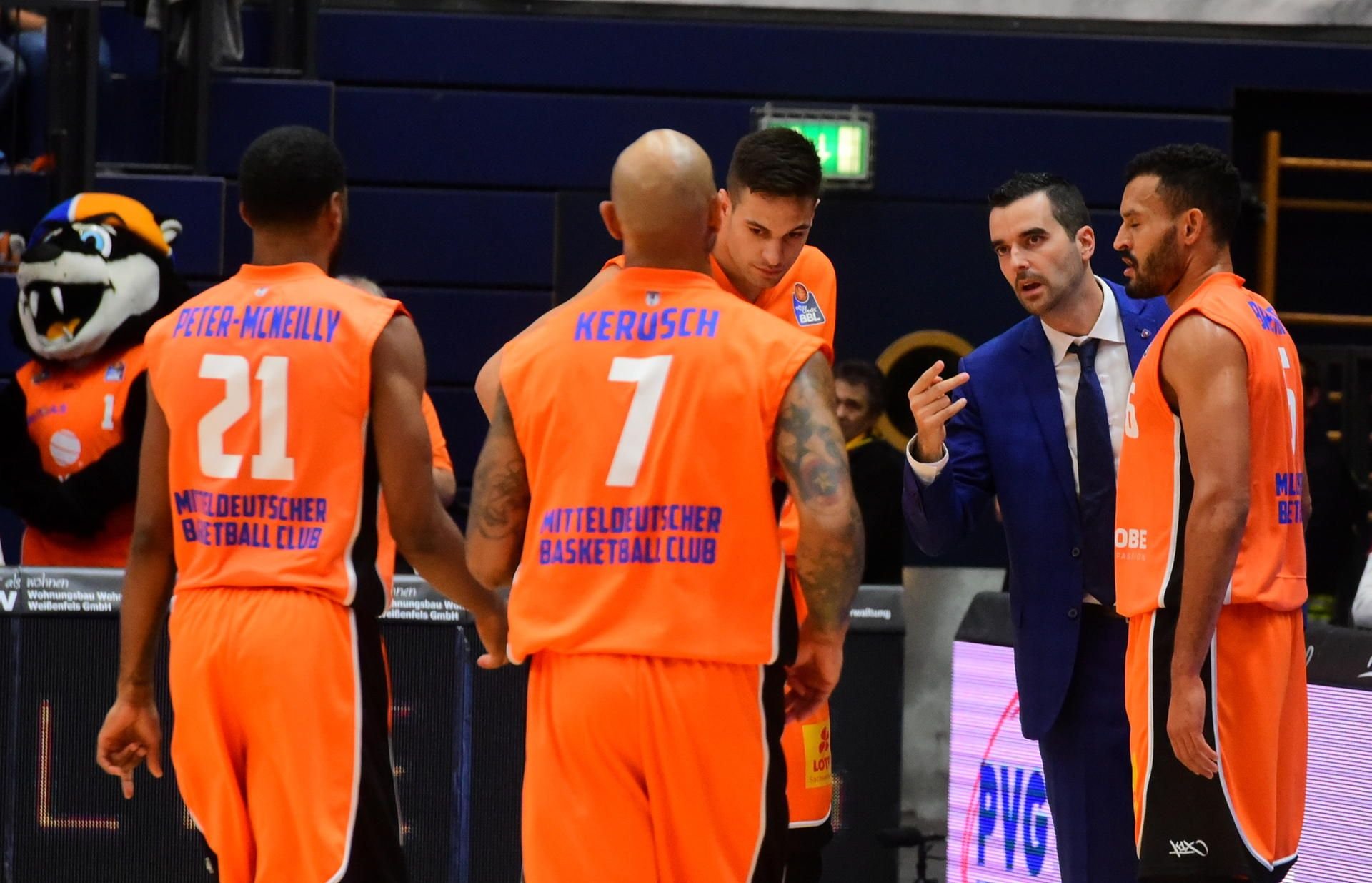 MBC-Headcoach Alexander Scepanovic gibt seinen Spielern Anweisungen.