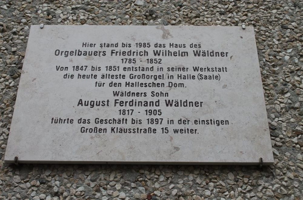 Die Inschrift erinnert an hallesche Orgelbauerfamilie.