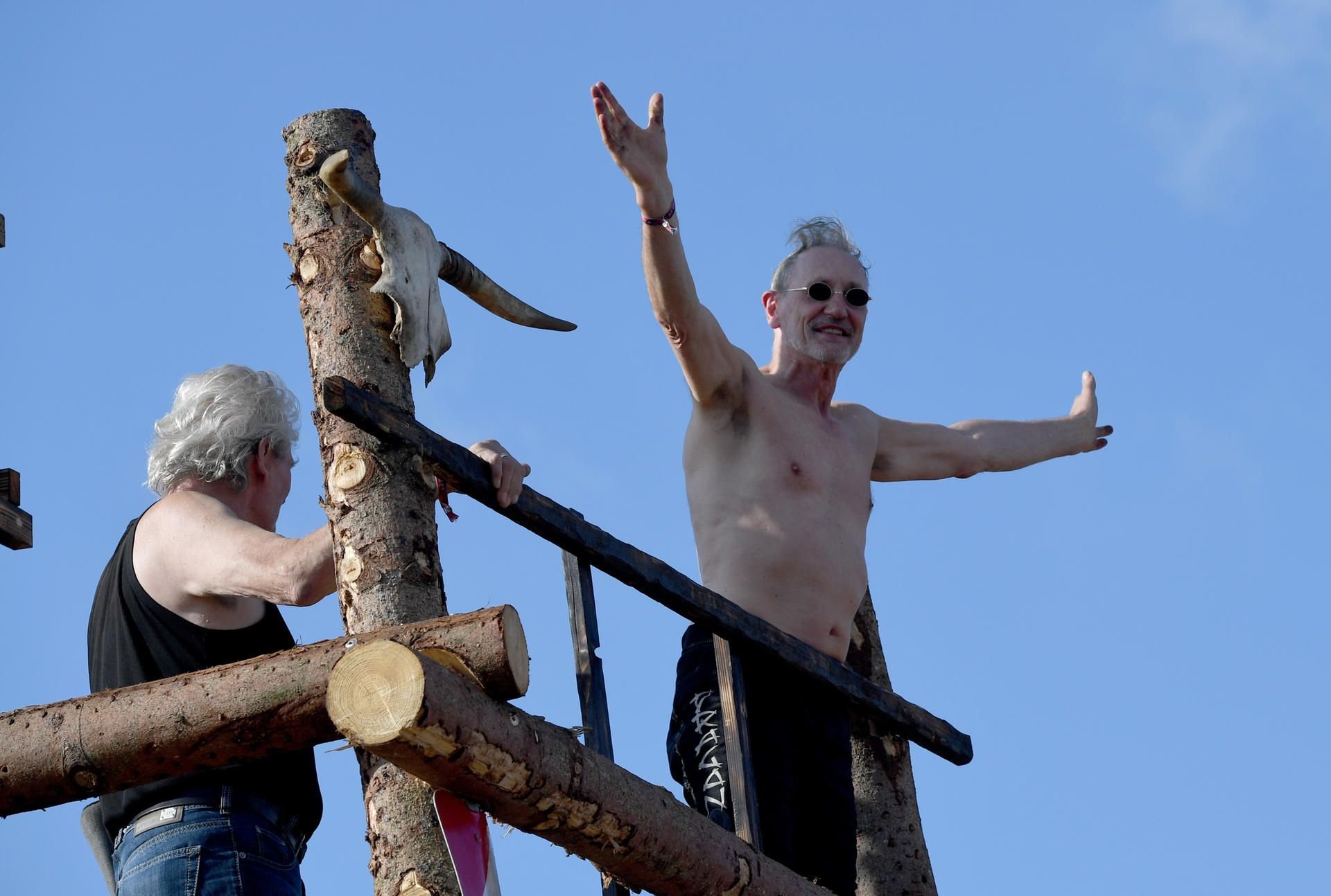 Rötger "Brösel" Feldmann (r) steht nach seinem Sieg zusammen mit Holger "Holgi" Henze nach dem Rennen auf dem "Schmähturm".
