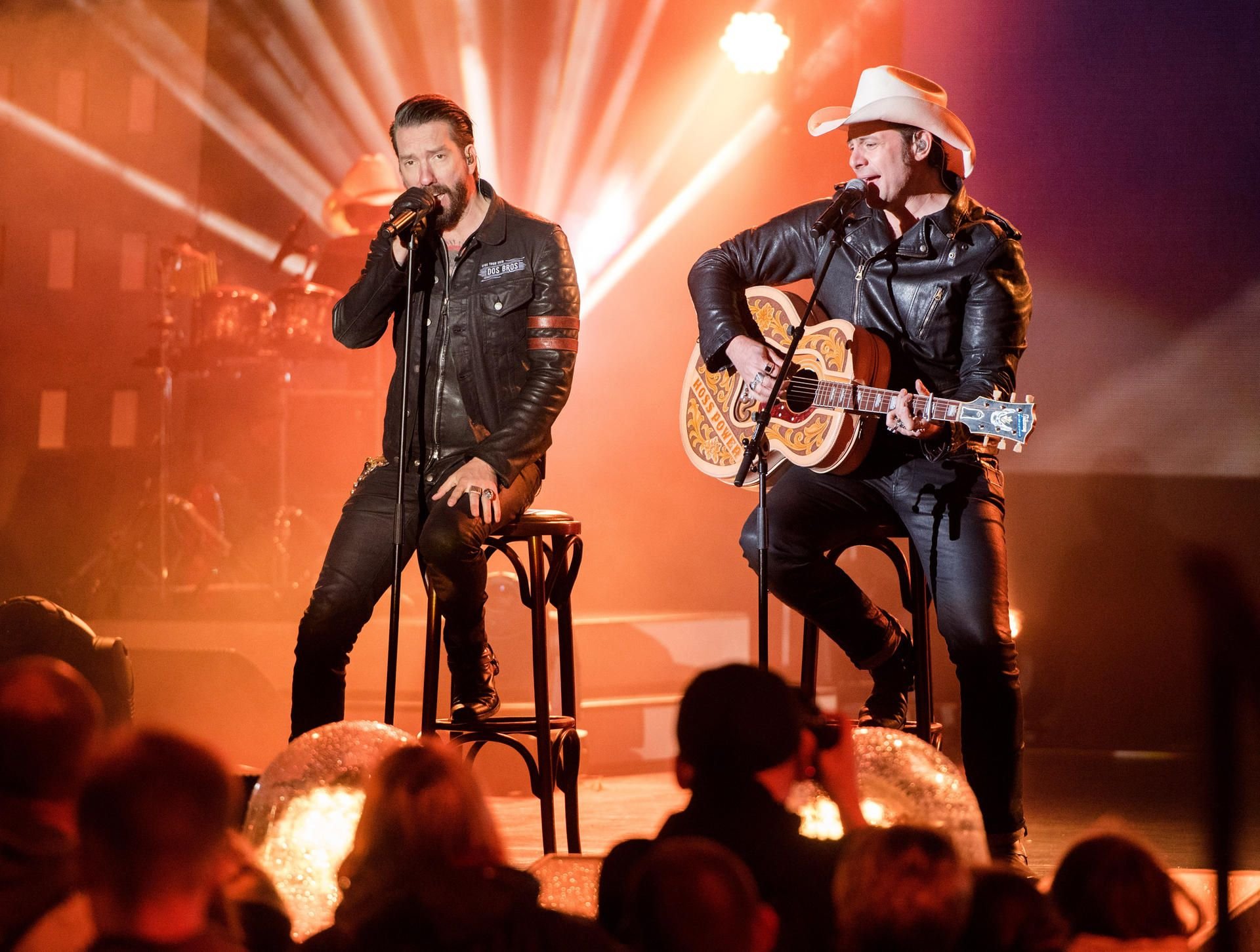 Die Band The BossHoss mit Boss Burns (Alec Völkel, l) und Hoss Power (Sascha Vollmer) kommen nach Halle.