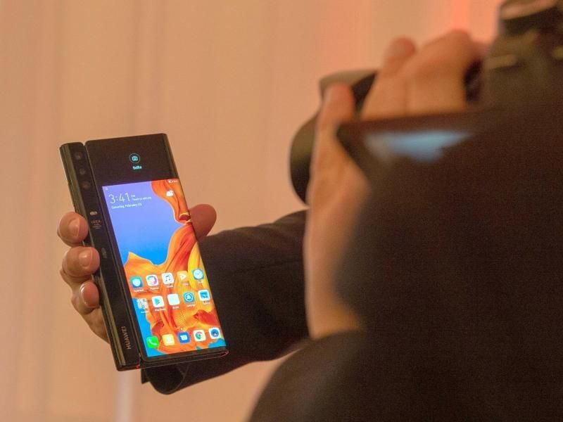 Das Huawei Mate X lässt sich zu einem in etwa quadratischen Tablet aufklappen. Foto: Andrej Sokolow