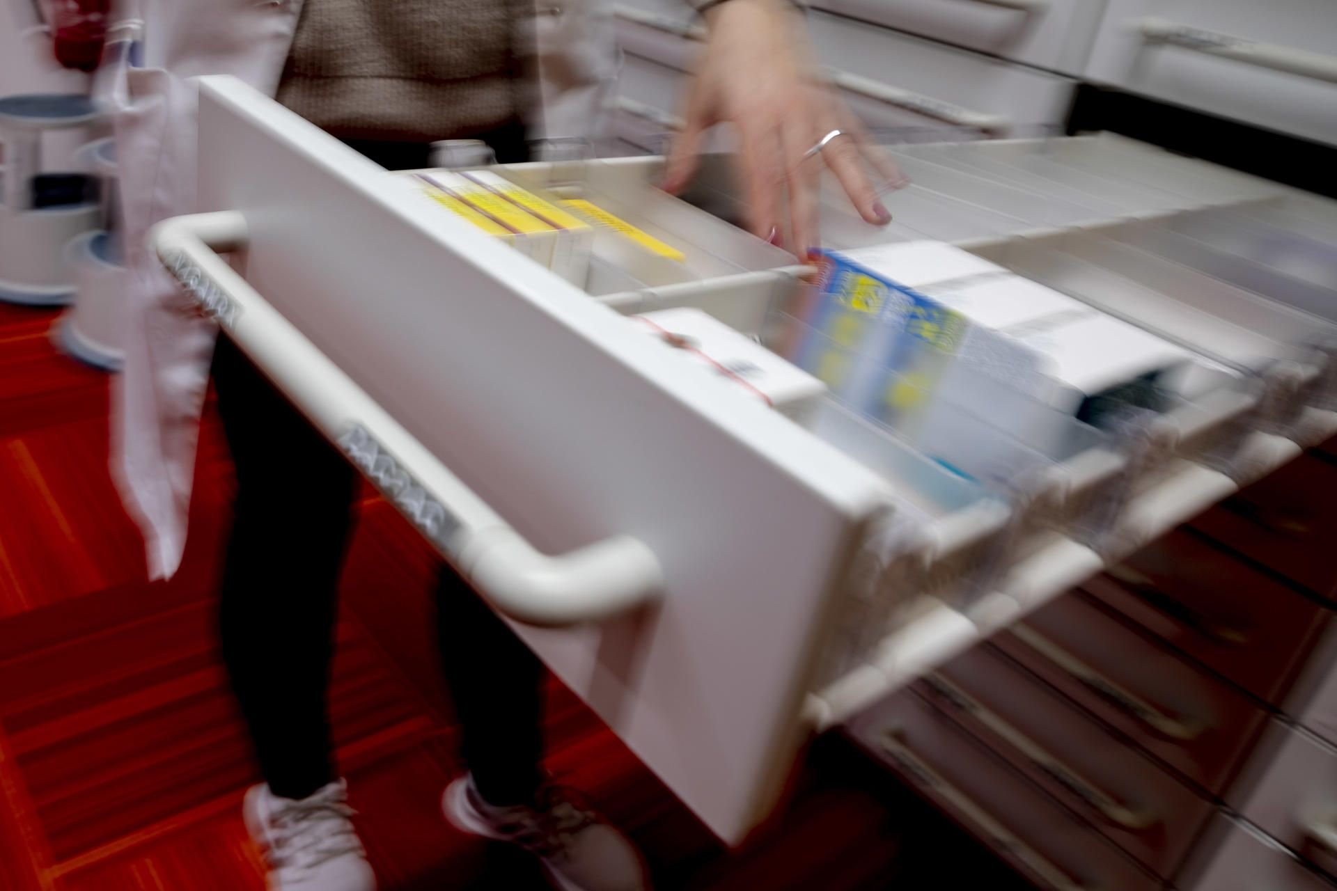 Wer für Medikamente dringend ein Folgerezept benötigt, kann das von der behandelnden Arztpraxis vorübergehend per Post geschickt bekommen.