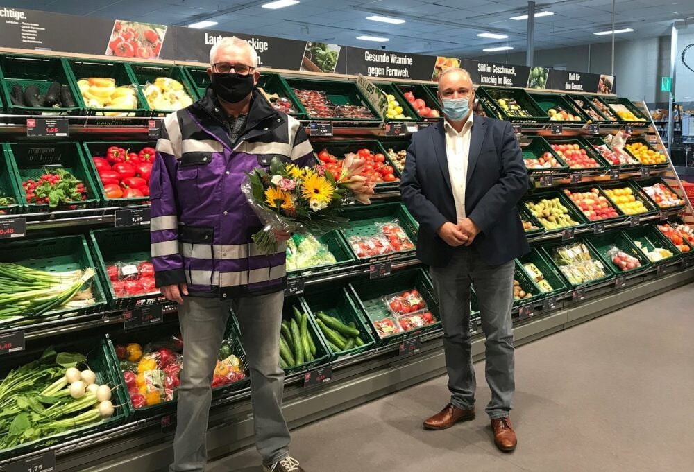 Hans-Jörg Köhler vom KIT aus Eisleben hat die Spende von NP-Bezirksleiter Herrn Weigt in Hettstedt entgegengenommen.