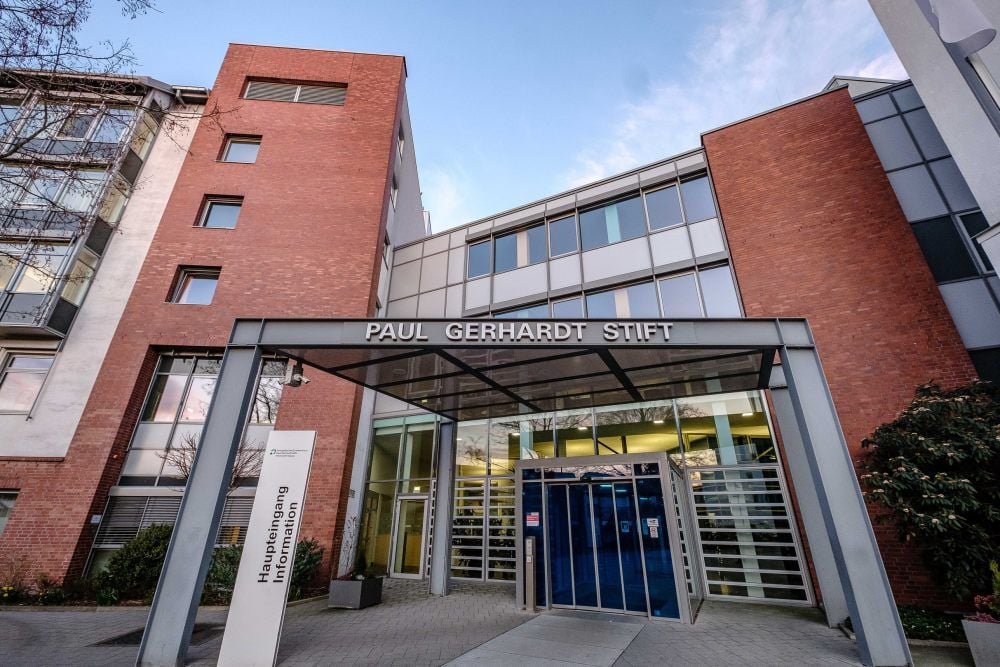 Im Krankenhaus Paul-Gerhardt-Stift sind schwere Vorwürfe gegen einen Arzt erhoben worden. Jetzt sieht man sich vor Gericht.