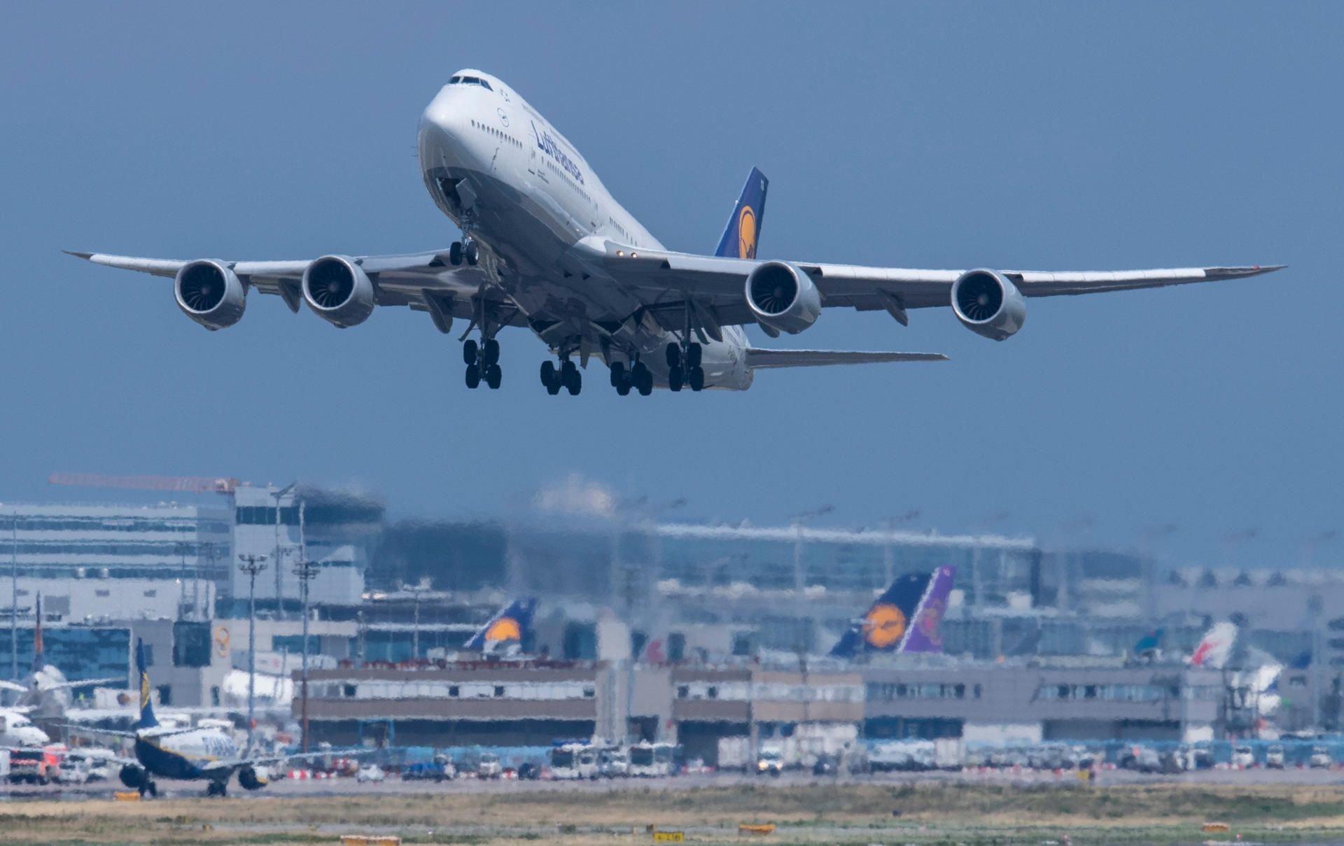 Eine Boeing 747 startet am Frankfurt Flughafen. Dort wurde eine Weltkriegsbombe gefunden. (Symbolbild)