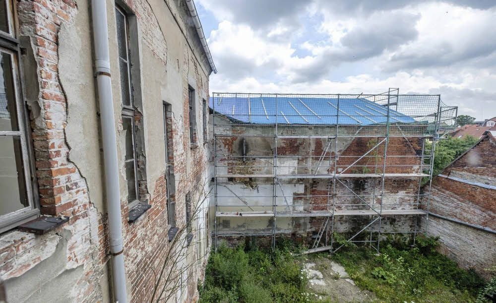 Mit der Sicherung und Sanierung des Saaldaches musste schon angefangen werden. Die Stadt steht als Eigentümerin in der Erhaltungspflicht.