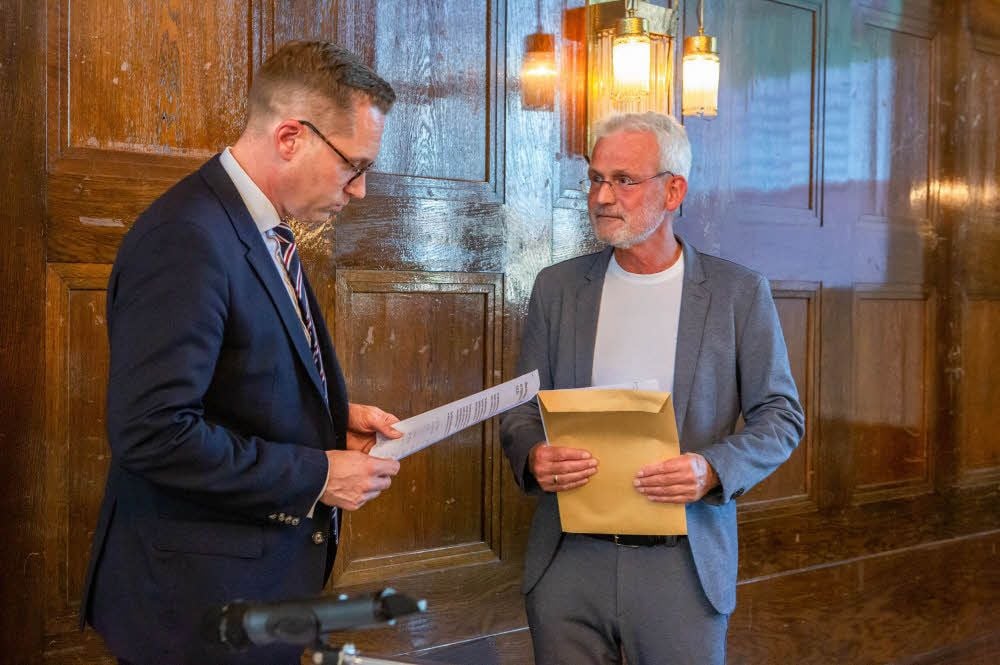 Norbert Müller (re.) übergab den Brief an OB Christian Thieme.