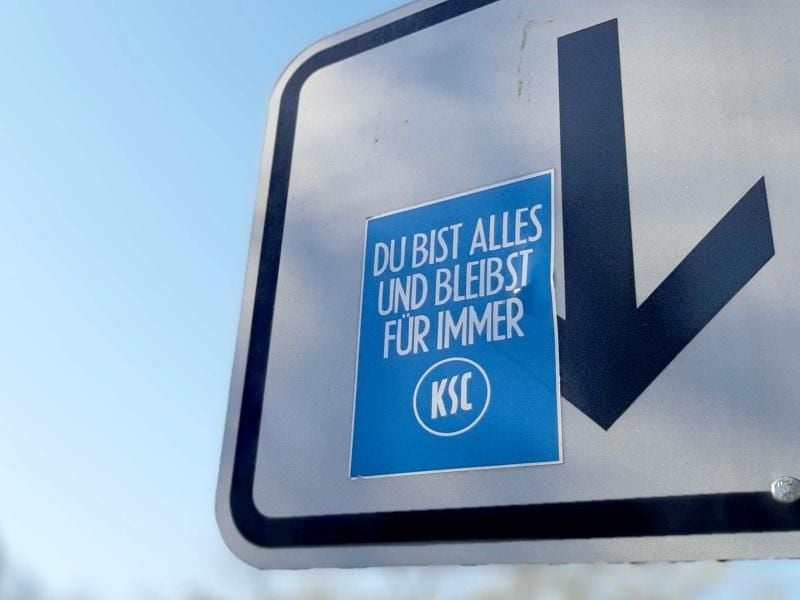 Der Zweitligist Karlsruher SC steht derzeit nach eigenen Angaben nicht kurz vor der Insolvenz. Foto: Martin Oversohl/dpa