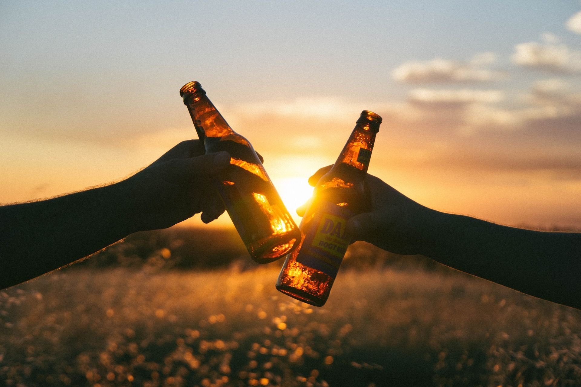 Dadurch, dass der Alkohol Hemmungen abbaut, hat er auch entscheidenden Einfluss darauf, wie sehr wir jemanden attraktiv oder unattraktiv finden.
