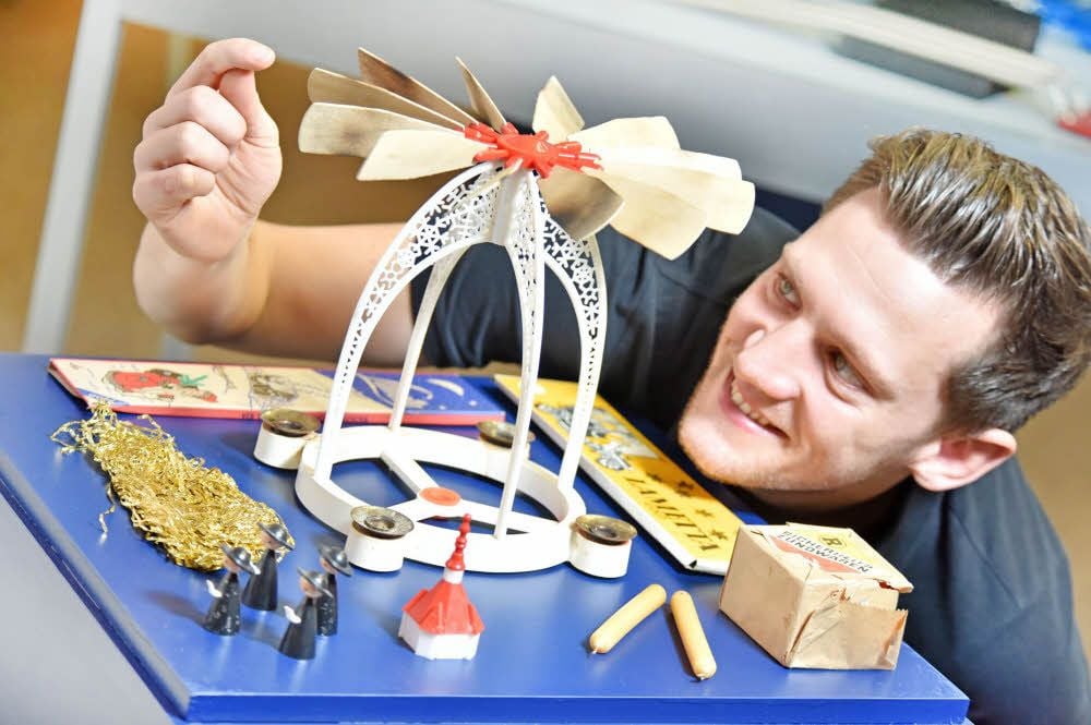 Passend zur Adventszeit hat Museumsmitarbeiter Steven Pick auch eine Pyramide aufgebaut, wie sie zu DDR-Zeiten in vielen Haushalten stand.