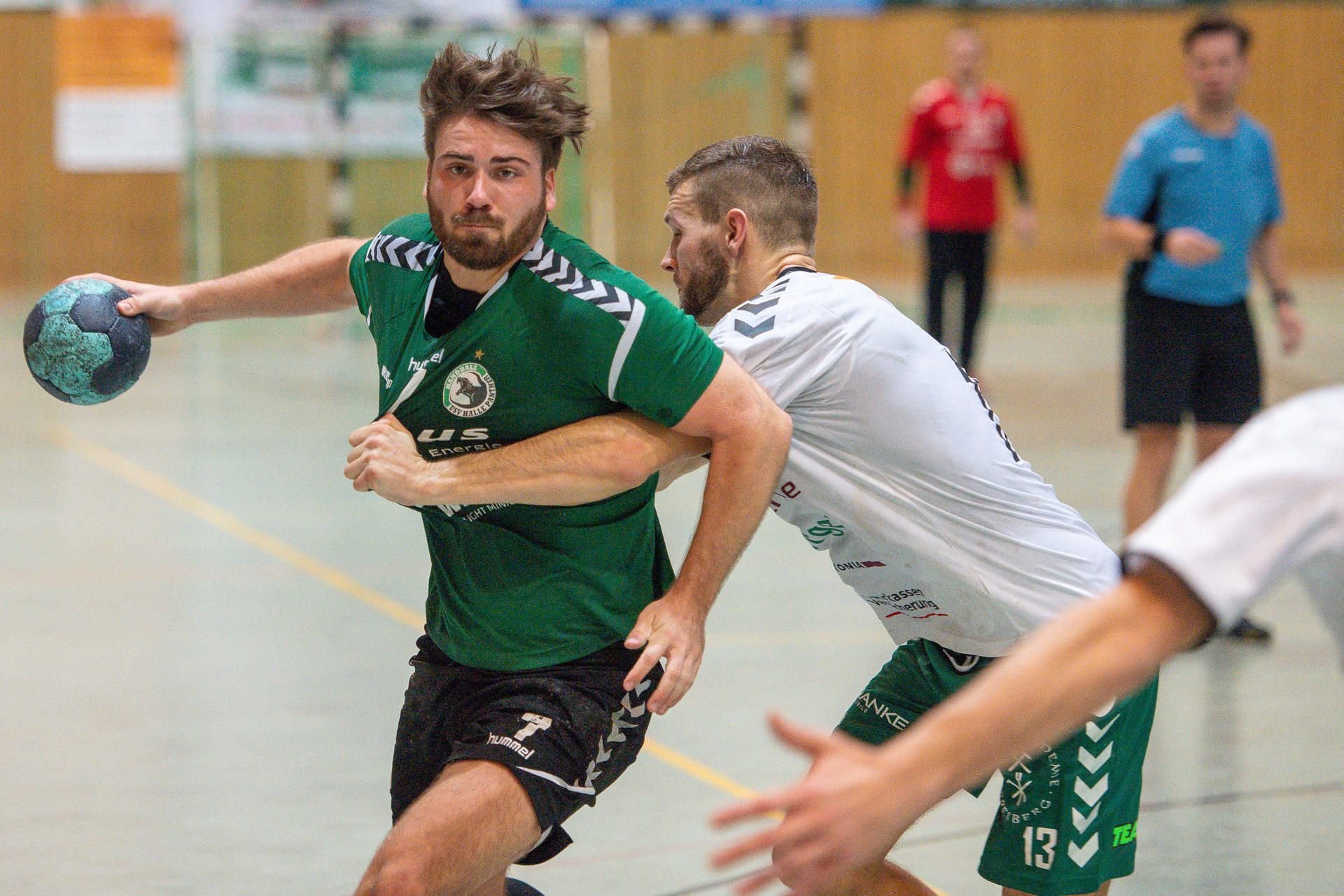 Chris Heyer vom USV Halle Panther setzt sich durch.