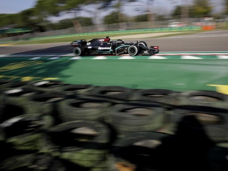 Lewis Hamilton startet hinter Mercedes-Kollegen Valtteri Bottas auf Startplatz zwei in das Rennen. Foto: Luca Bruno/AP Pool/dpa