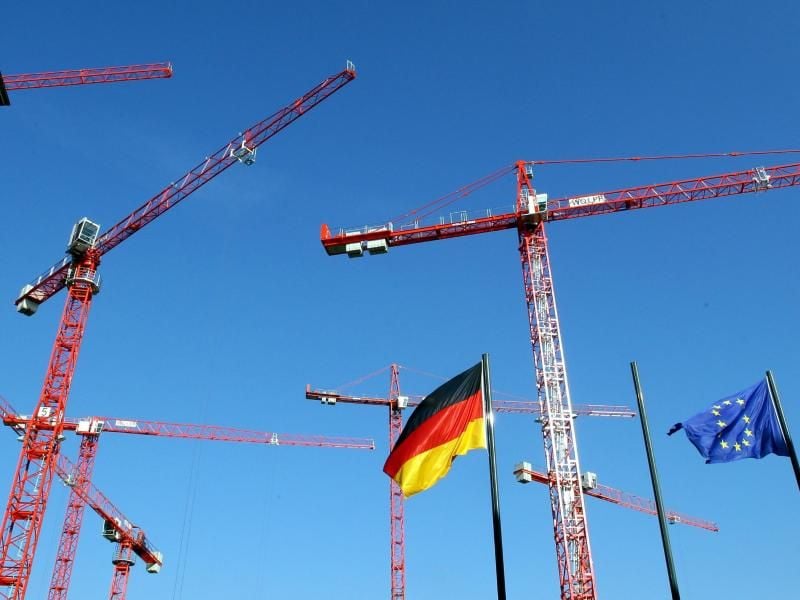 Baukräne in Berlin. Die deutsche Wirtschaft ist vorerst der befürchteten Rezession entkommen. Foto: Wolfgang Kumm/dpa