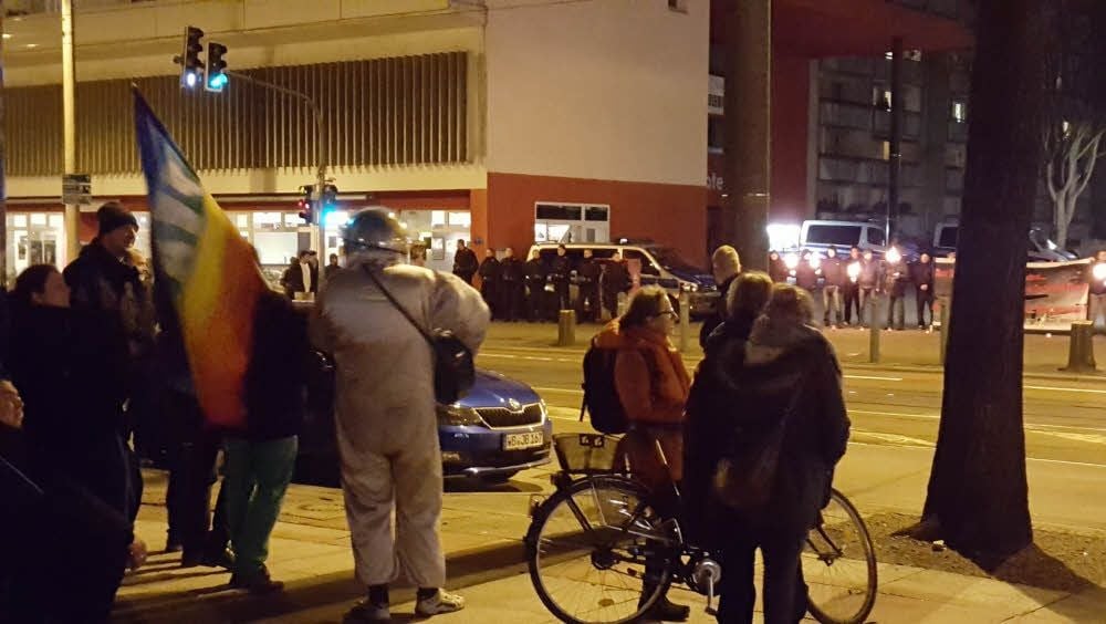 Protest vom Bündnis Dessau Nazifrei gegen die Neonazi-Demo auf der anderen Straßenseite.
