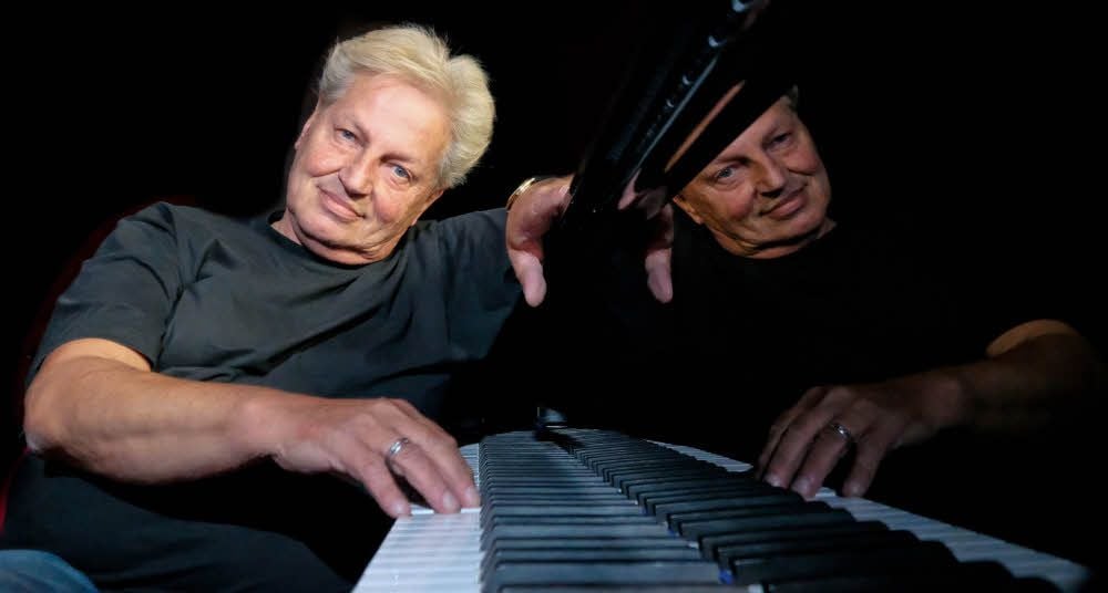 Der Mann am Klavier in doppelter und dreifacher Funktion: Ulli Schwinge