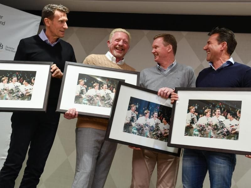 Die früheren deutschen Tennisspieler Patrick Kühnen (l-r), Boris Becker, Eric Jelen und Carl-Uwe Steeb bei der Ehrung durch den Deutschen Tennis Bund. Foto: Arne Dedert
