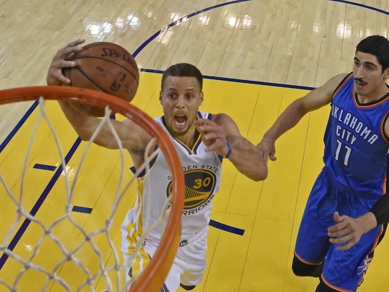 Enes Kanter (r.) kann im Duell mit Stephen Curry nur zuschauen. Foto: Jose Fajardo