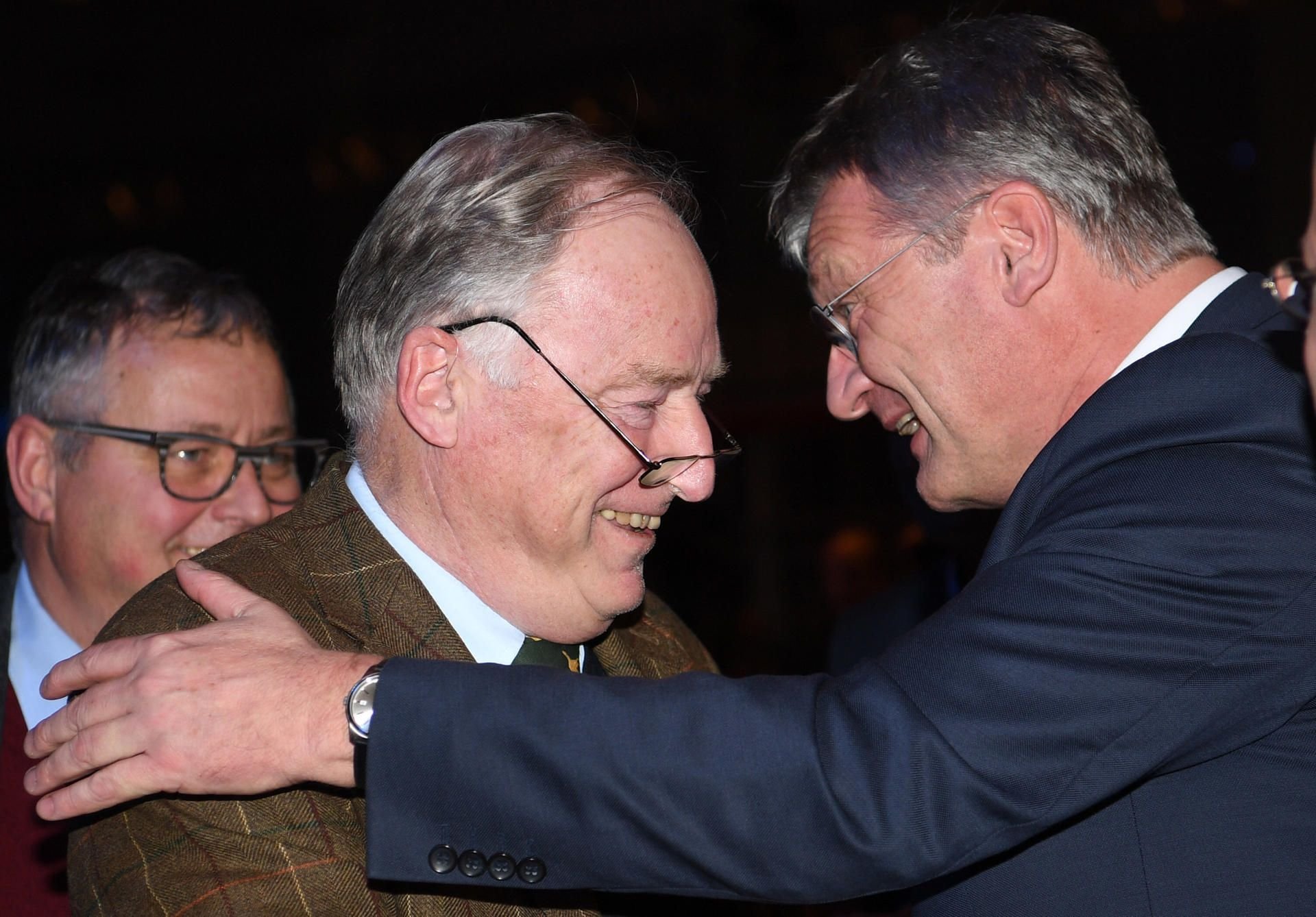 Der AfD-Bundesvorsitzende Jörg Meuthen (rechts) gratuliert seinem gerade gewählten Co-Vorsitzenden Alexander Gauland beim Bundesparteitag.